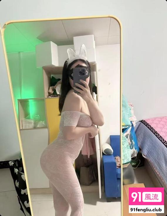 黑丝蜜桃臀小静